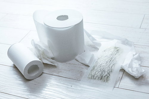 脱毛シートと使用済みトイレットペーパーの衛生用品