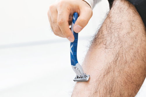 青いグリップのカミソリですね毛を処理するメンズ