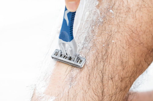 毛が長くてボーボーで自己処理ができていない状態の足