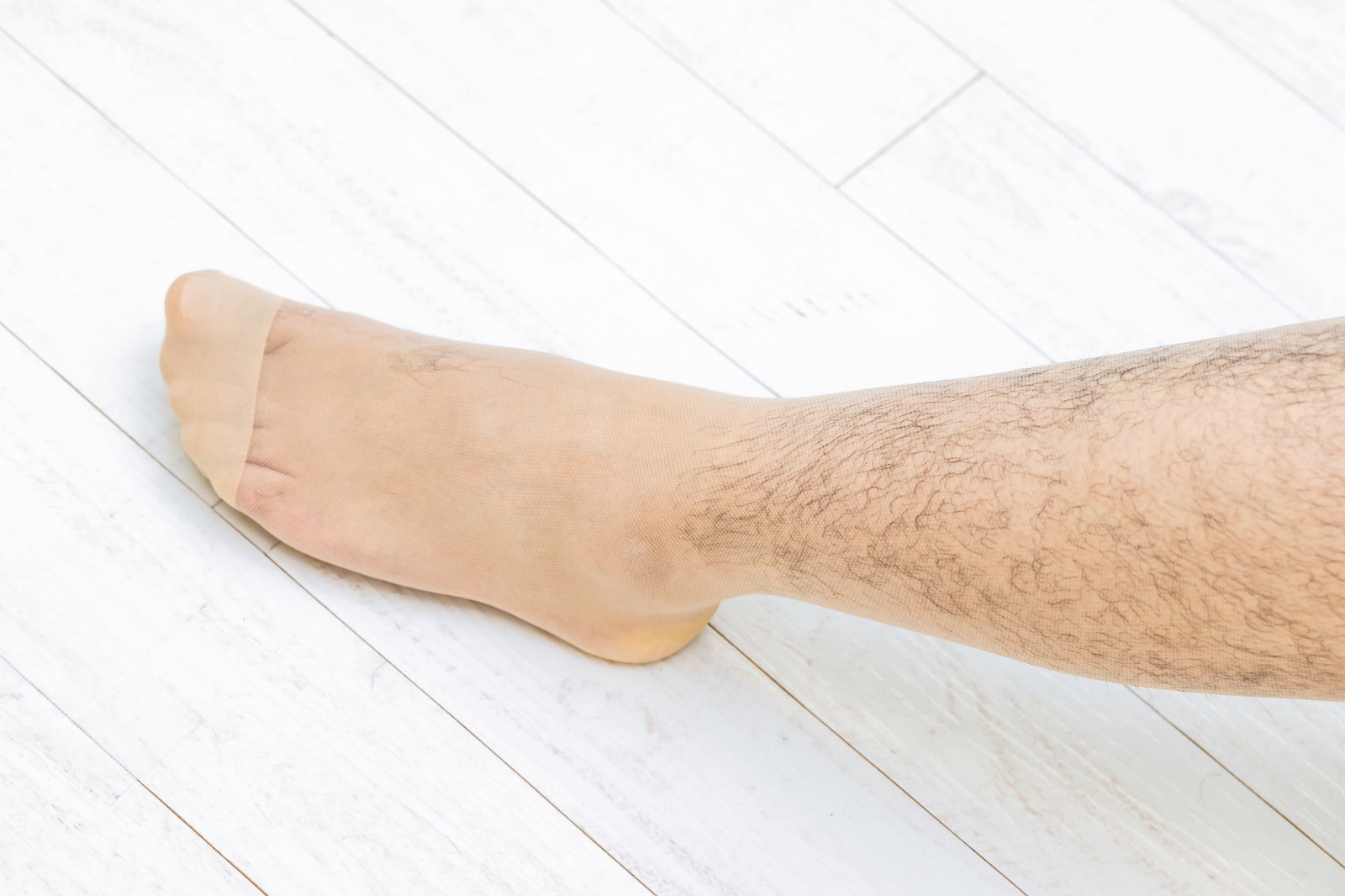 服の内側を嗅いで顔をしかめる男性