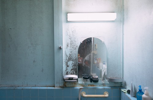 壁のカビと薄汚れた風呂場の鏡、湿度による住宅老朽化