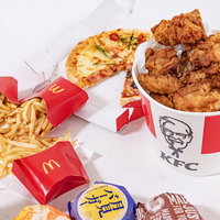 みんな大好きなポテトやフライドチキン、ピザのジャンクフード盛り合わせの写真