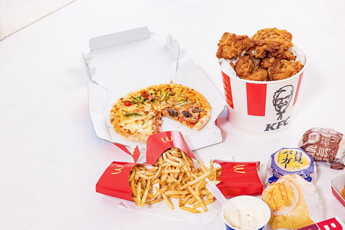 KFCのフライドチキンとピザでパーティー用の食べ物を買っておきました