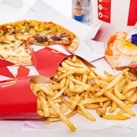 赤いケースから溢れるフライドポテトとピザの写真