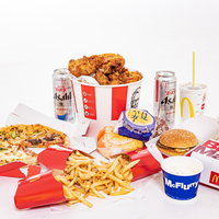 ワクワクする食べ物たち～ケンタとハンバーガーの饗宴の写真