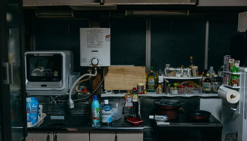 昭和感漂う台所の調理器具と食卓、懐かしいキッチンインテリア