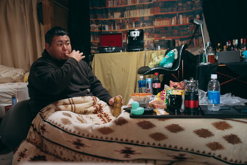 手についた食べ残しを舐める男性の不潔な食生活習慣