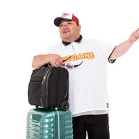 爆買いの為、訪日した旅行客が両手を広げて喜ぶの写真