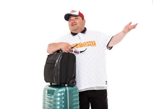 爆買いの為、訪日した旅行客が両手を広げて喜ぶ