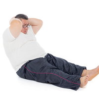 腹筋トレーニングに励む体格の大きな男性のフィットネス姿の写真