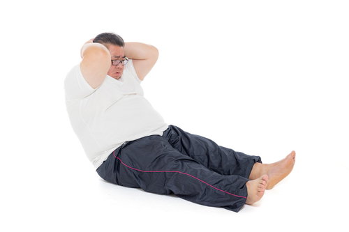 腹筋トレーニングに励む体格の大きな男性のフィットネス姿