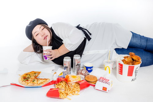 「あーうめぇ」食後すぐに白いトップスとデニムの女性が横たわる