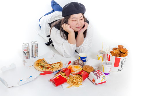 ジャンクフードに囲まれた女性の食べ物