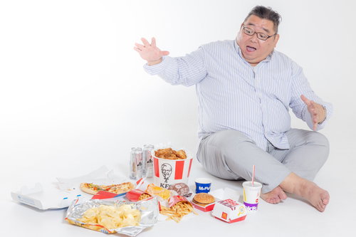 頼み過ぎたファーストフードに驚く膨よかな男性