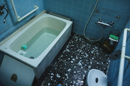 タイル貼りの昭和懐かしいお風呂場。白と黒のモザイク床