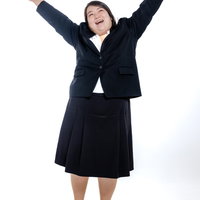 両手を広げて大喜びする膨よかなOL女性のビジネスポートレートの写真