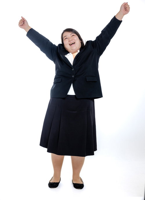 両手を広げて大喜びする膨よかなOL女性のビジネスポートレート