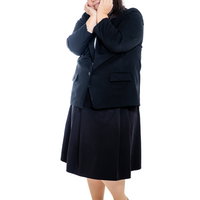 想いを巡らせるぽっちゃり女性会社員のポートレートの写真