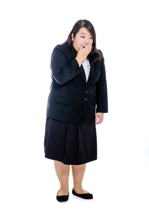 開いた口が塞がらない黒いスーツの女性会社員