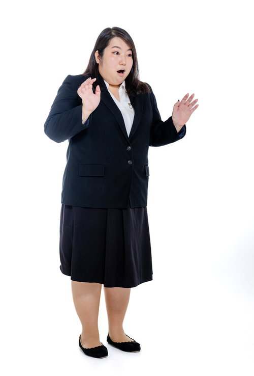 スーツ姿で口を開けて驚く女性会社員のビジネスリアクション