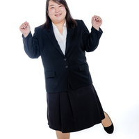 両手を上げて喜びを表現する女性会社員の写真