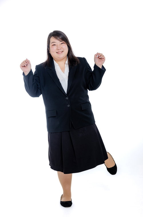 両手を上げて喜びを表現する女性会社員