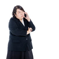 スマートフォンで食べ物を注文する肥満女性の写真