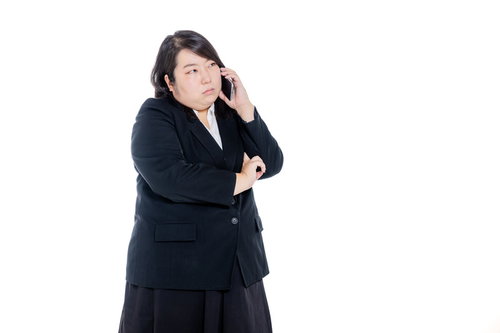 スマートフォンで食べ物を注文する肥満女性