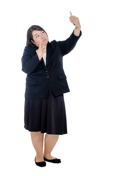 自分撮りする女性会社員