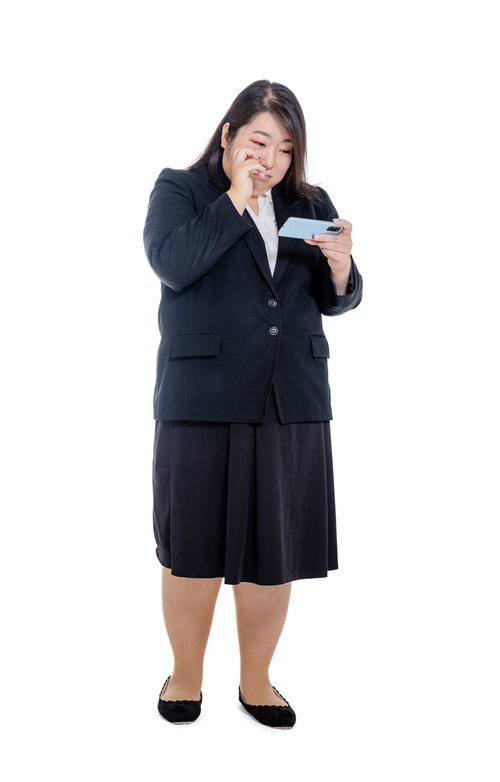 スマホで動画を視聴して涙ぐむ女性会社員のポートレート