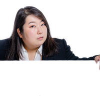 白いブラウスを着た女性会社員が目を剥いてこちらを睨むの写真