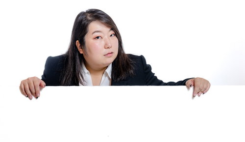 白いブラウスを着た女性会社員が目を剥いてこちらを睨む