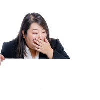 下の広告を見て驚く太った女性のビジネスウェア姿の写真