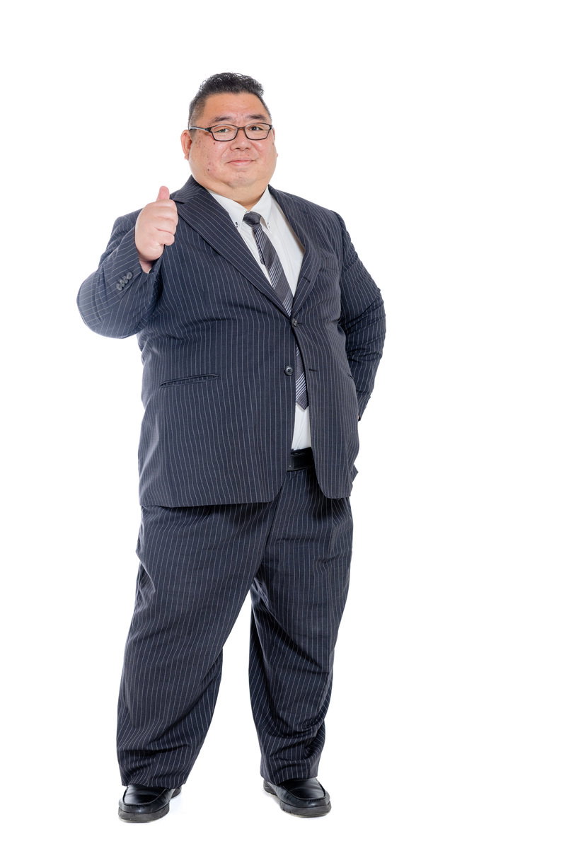 紺ストライプスーツを着て親指を立てる会社員男性［モデル：ダルマ親方］