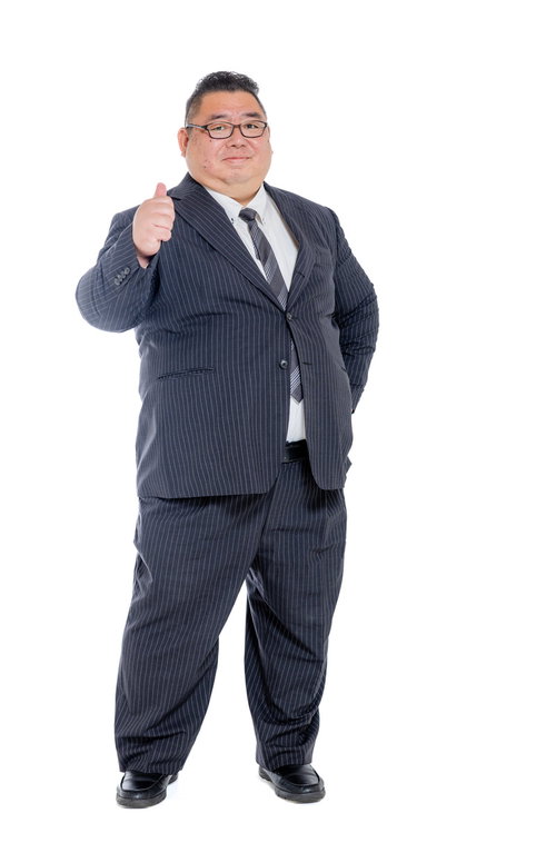 はち切れそうな紺ストライプスーツを着て親指を立てる会社員男性
