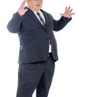 驚いた表情で両手を広げるスーツ姿の肥満男性の写真