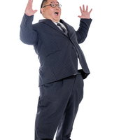 はち切れそうなストライプスーツを着て両手を上げて仰天する膨よかな男性の写真