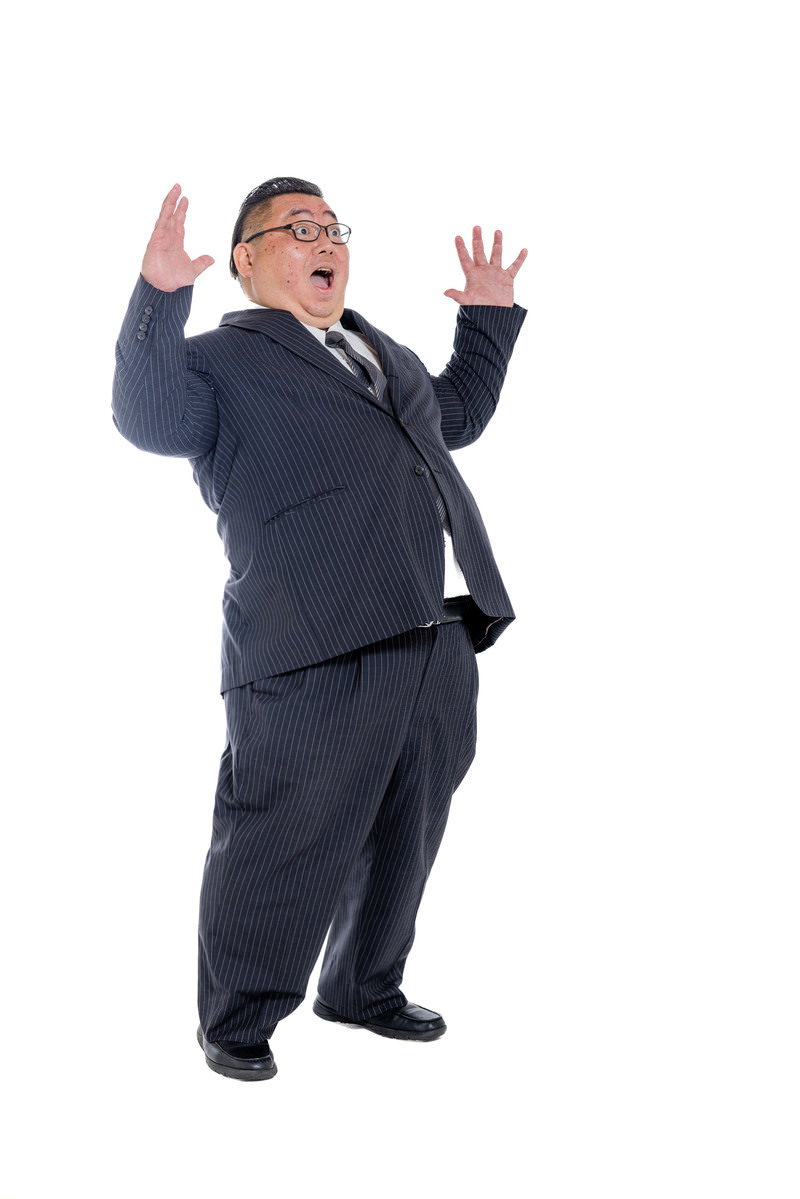 ストライプスーツを着て両手を上げて驚いている膨よかな男性［モデル：ダルマ親方］
