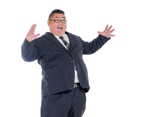 びっくり仰天してお腹のボタンが弾けそうな男性