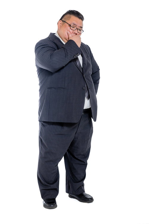 はち切れそうなストライプスーツを着て悩む膨よかな会社員男性