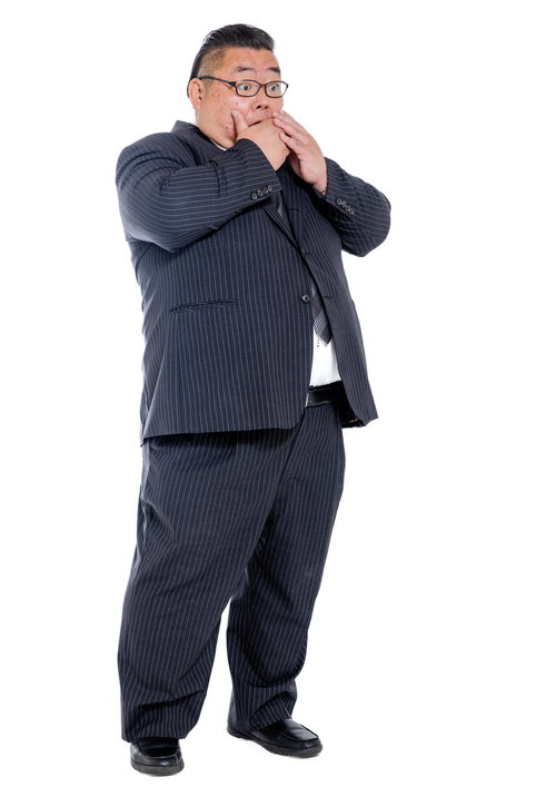 はち切れそうなストライプスーツを着て驚く膨よかな男性