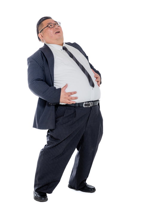食べすぎてお腹パンパンの男性会社員、ベルトが食い込む