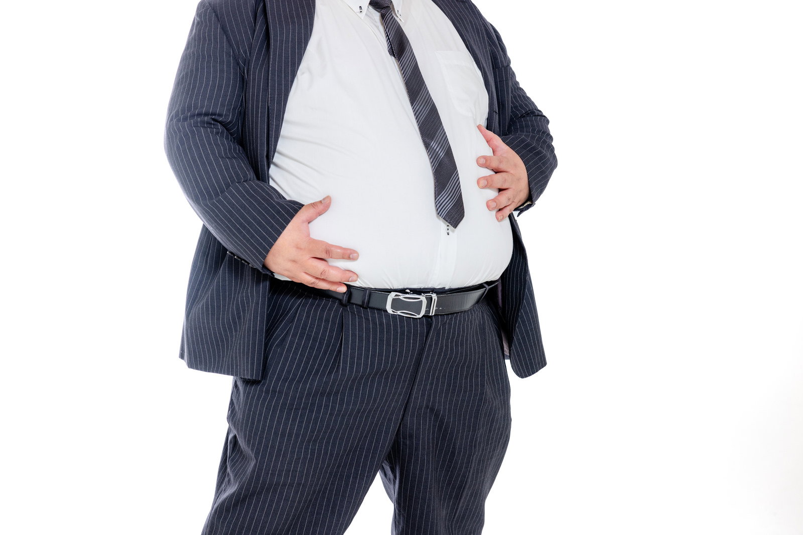 スーツを着た太った男性が両手でお腹を押さえている［モデル：ダルマ親方］