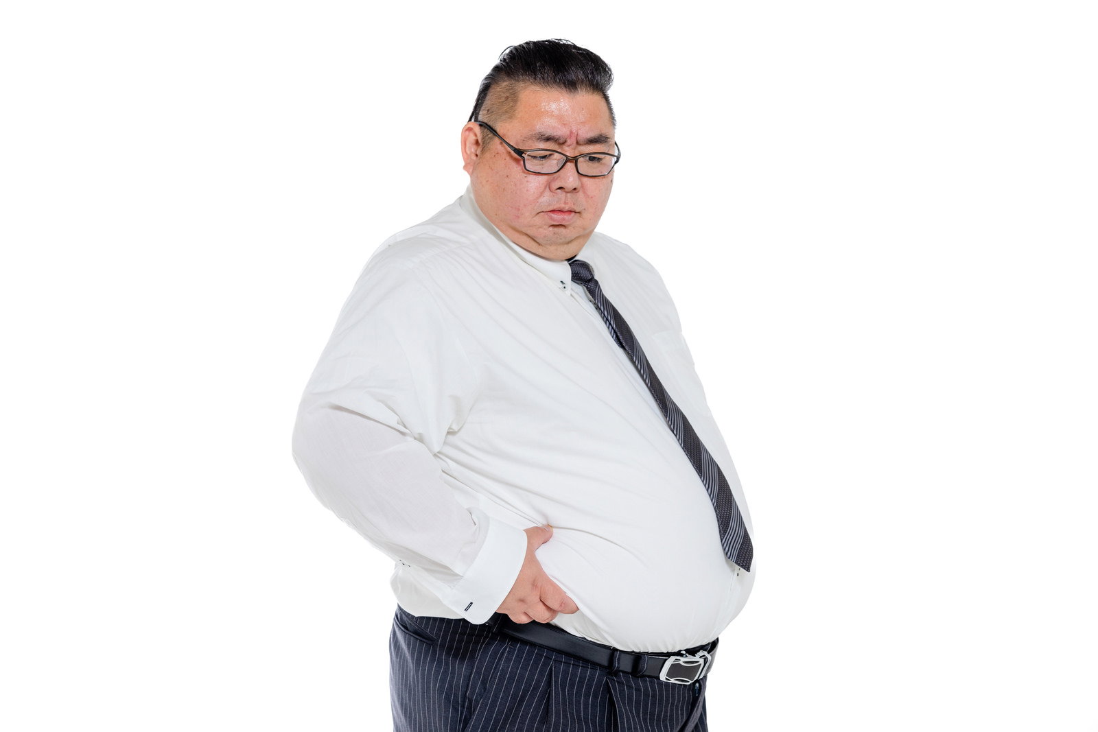 白いシャツと紺のスーツを着た男性が脇腹の贅肉に手を当てている［モデル：ダルマ親方］
