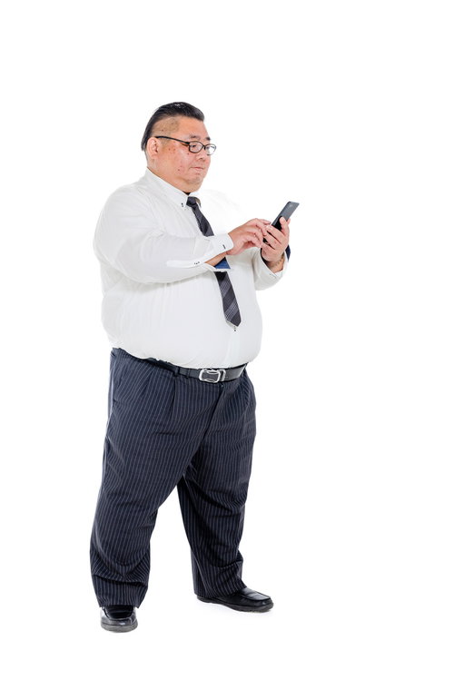 スマートフォンを操作する膨よかな男性会社員