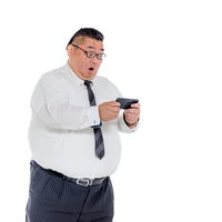 スマートフォンの検索結果に驚愕する膨よかな会社員の写真