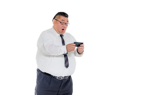 スマートフォンの検索結果に驚愕する膨よかな会社員