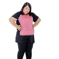 ダイエット中にお腹周りを気にして両手を当てる女性の写真