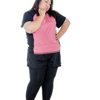 エクササイズ中に考え事をするぽっちゃり女性の写真