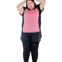 エクササイズ中に頭を抱えて悩む膨よかな女性の写真